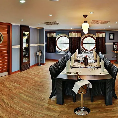 Rohan Boat براغ