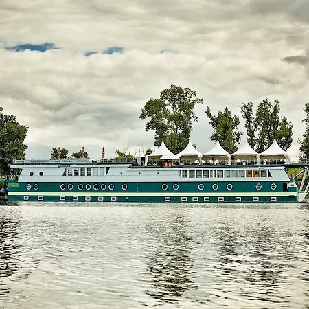 Ботель Rohan Boat