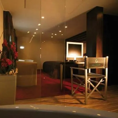 Rohan Boat Úszó hotel 3*