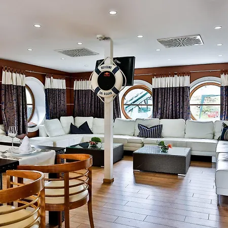 Rohan Boat براغ