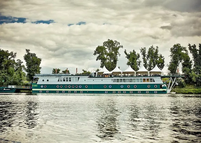 Botel Rohan Boat