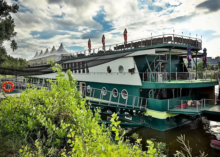 Rohan Boat Botel 3*